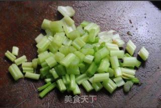 西芹腊味荷兰豆的做法步骤：2