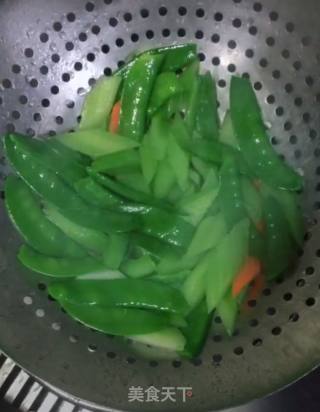 西芹腊味荷兰豆的做法步骤：3