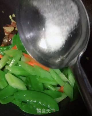 西芹腊味荷兰豆的做法步骤：7