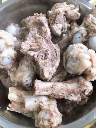 清炖大骨头的做法步骤：1
