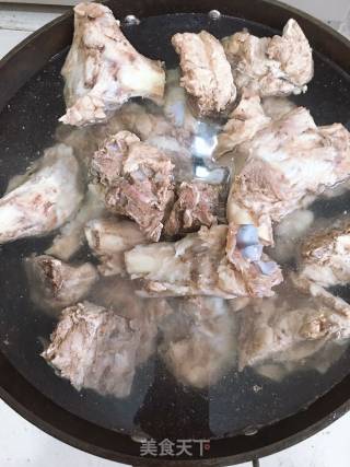 清炖大骨头的做法步骤：2