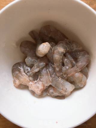 虾仁炒西葫芦的做法步骤：1