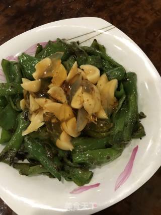 皮蛋拌青椒的做法步骤：1