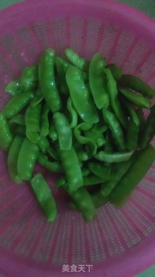 教你炒菜――荷兰豆炒腊肠的做法步骤：1