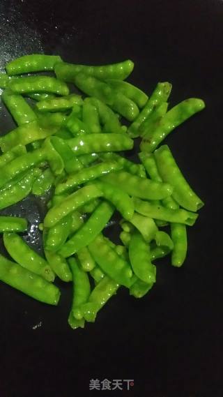 教你炒菜――荷兰豆炒腊肠的做法步骤：3