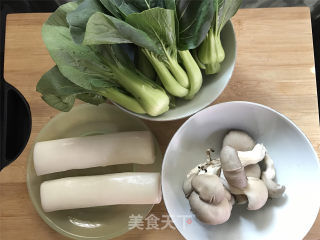 青菜菌菇汤年糕的做法步骤：1