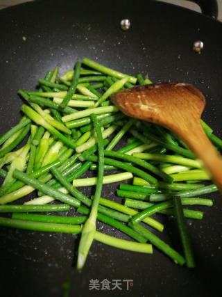 猪心炒蒜苔的做法步骤：1