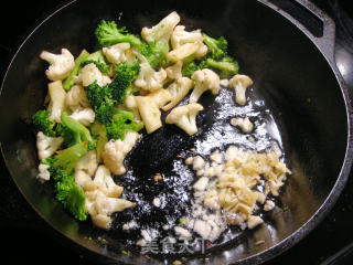 腊味--腊肉炒双花的做法步骤：4