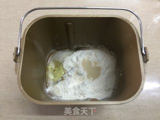 水果脆皮肠薄底披萨的做法步骤：1