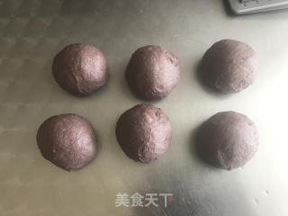 黑米软欧包的做法步骤：2