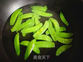 荷兰豆炒腊肉的做法步骤：3