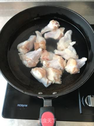 鸡翅根卤蛋的做法步骤：1