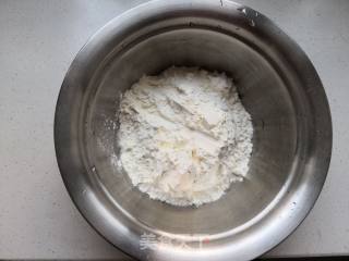 如何做葱花鸡蛋饼的做法步骤：1