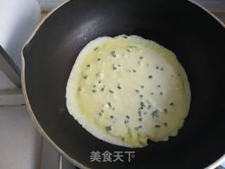 如何做葱花鸡蛋饼的做法步骤：11
