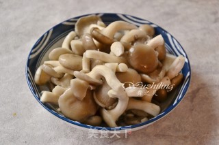 香酥小平菇-好吃到停不下的做法步骤：1