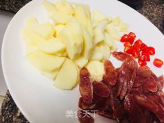 腊肠炒土豆的做法步骤：3