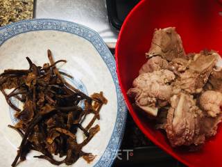 汤骨煲茶树菇的做法步骤：2