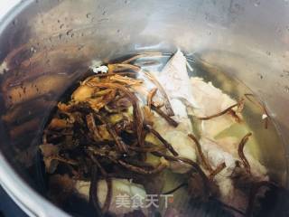 汤骨煲茶树菇的做法步骤：3