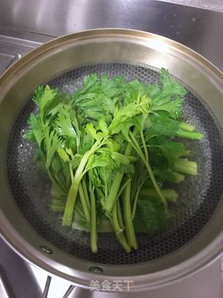芹菜猪肉水饺的做法步骤：2