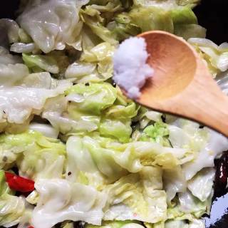 干锅手撕包菜的做法步骤：6