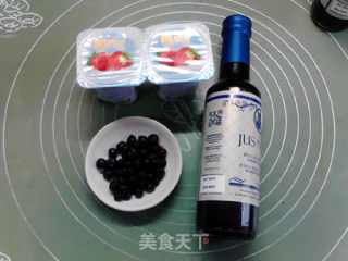 黑与白的碰撞：野生蓝莓汁酸奶的做法步骤：1