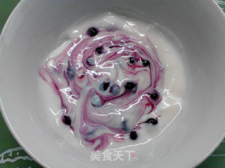黑与白的碰撞：野生蓝莓汁酸奶的做法步骤：4