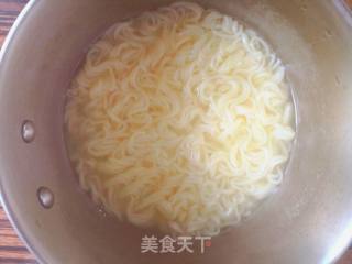 方便面蛋饼的做法步骤：1