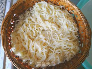 方便面蛋饼的做法步骤：2