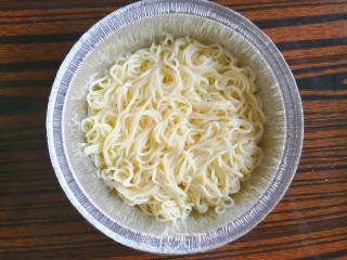 方便面蛋饼的做法步骤：6