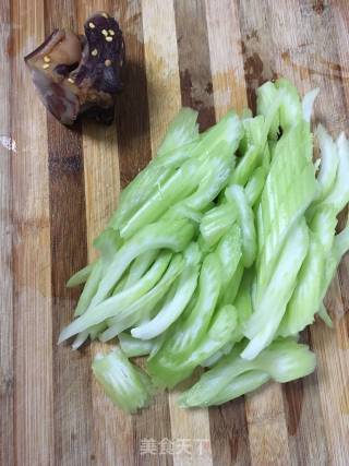 腊肉炒西芹的做法步骤：1