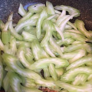 腊肉炒西芹的做法步骤：5