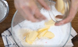 【黑糖珍珠脏脏泡芙】一言不合就爆浆的做法步骤：2