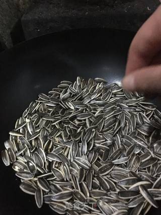 土法炒瓜子的做法步骤：5