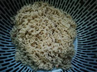 腊肠炒面的做法步骤：1