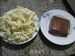 鸭血炒花菜的做法步骤：1