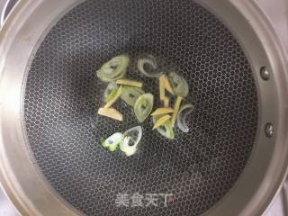 腊肠炒包菜的做法步骤：3
