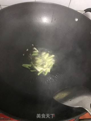 腊肉炒葱的做法步骤：3