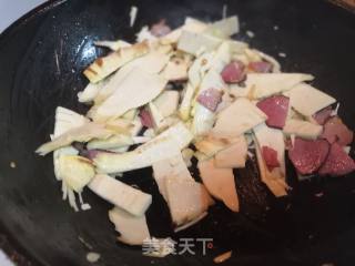 冬笋炒腊肉的做法步骤：3