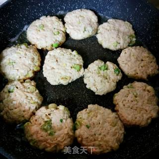 蒜香炸藕饼的做法步骤：6