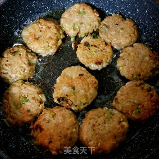 蒜香炸藕饼的做法步骤：7