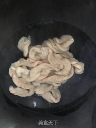 酸菜煲猪肠的做法步骤：3