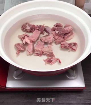 萝卜炖牛腩的做法步骤：1