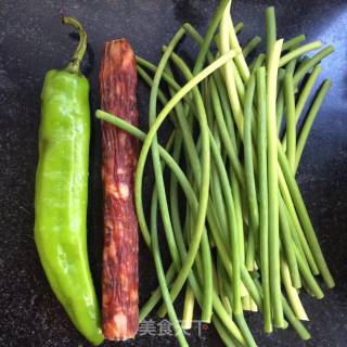 蒜苔腊肠炒饭的做法步骤：1