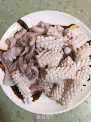 清炒鱿鱼卷的做法步骤：3
