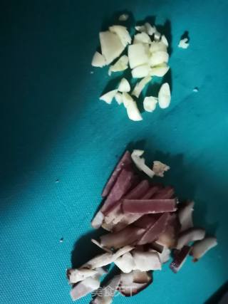 荷兰豆炒腊肉的做法步骤：1