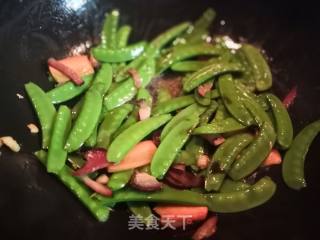 荷兰豆炒腊肉的做法步骤：6