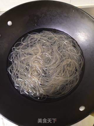 酸菜炖粉条的做法步骤：1