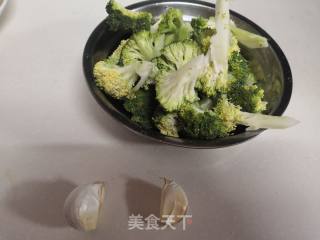 清炒西兰花的做法步骤：1