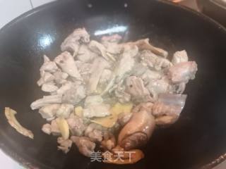 酸豆角焖鸭子的做法步骤：3