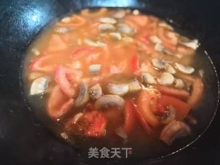 金针菇牛肉油豆腐汤的做法步骤：4